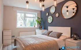 Finchley Contemporary 2 Bed Apartment + Parking